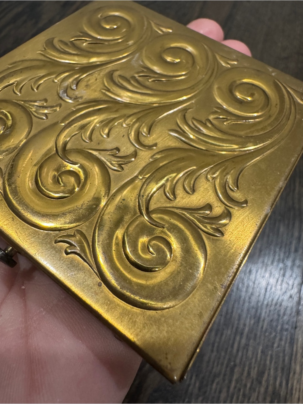 1940s Vintage Gold Tone Powder Compact Ornate Scroll Vanity Makeup Case - Picture 4 of 10